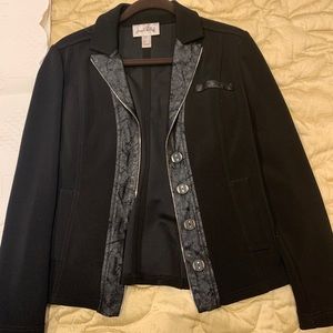 Comfortable jacket with leather detailing